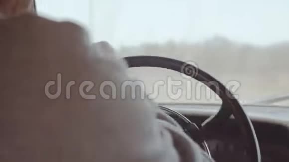 在非城市道路上老人乘坐复古车的后视角晃动视频的预览图