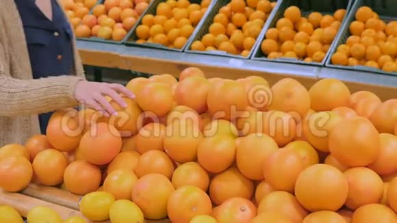 在杂货店买新鲜葡萄水果的女人视频的预览图
