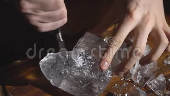 巴曼用一把特殊的刀切冰一大块冰在周围飞舞视频的预览图