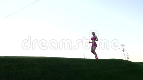 女子奔跑在自然公园夏日自然阳光小路上独自上路慢动作视频的预览图