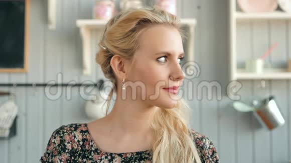 厨房里漂亮的女人红唇美丽的白种人女孩的早晨画像视频的预览图