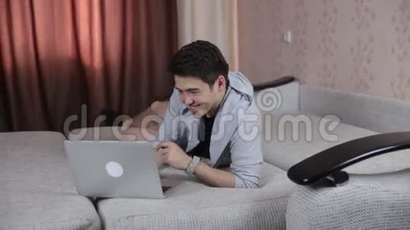恋爱中的年轻夫妇用笔记本电脑技术家庭电子商务理念视频的预览图