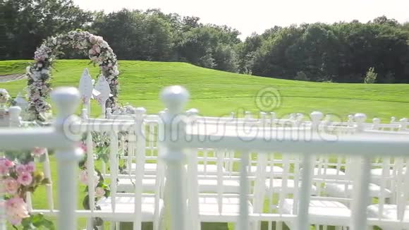 绿色草坪上的婚礼祭坛视频的预览图
