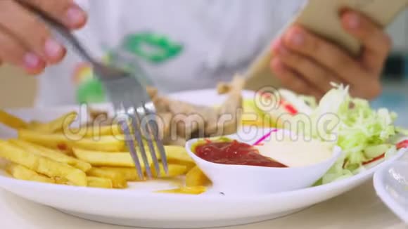 有人吃快餐炸脆辣条和炸薯条加盐和番茄酱从上面看视频的预览图