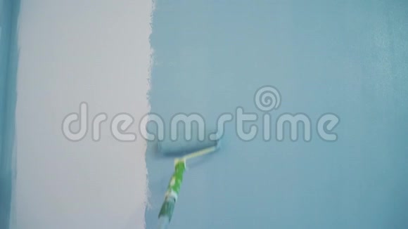 画家用蓝色油漆墙壁视频的预览图