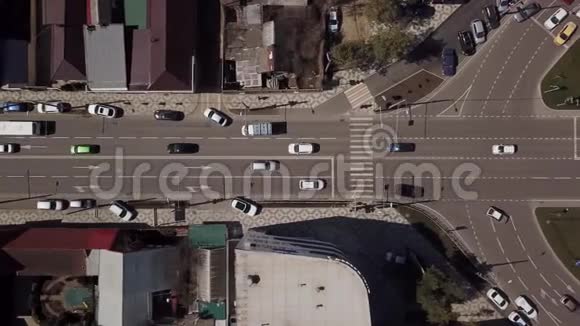 俯视道路汽车在环形交叉路口行驶视频的预览图