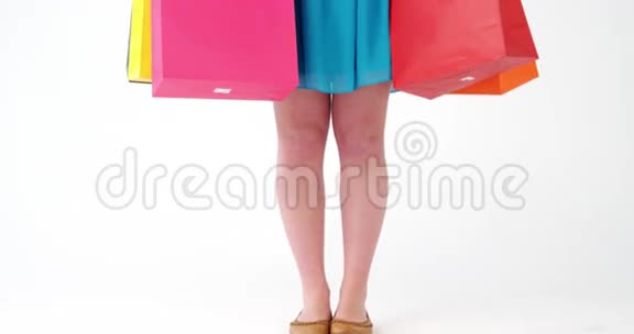 女人拿着购物袋和一叠礼物盒视频的预览图