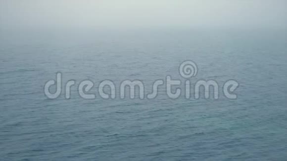 海洋大雾水面循环无缝视频视频的预览图