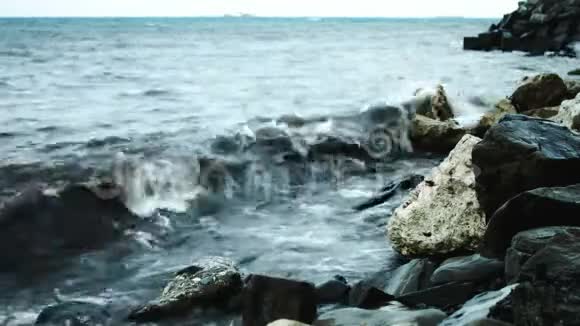 海浪拍打着岸边的岩石视频的预览图