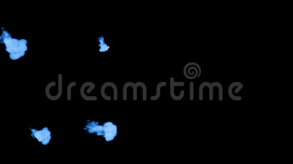 许多流动的荧光蓝墨水或烟雾隔离在黑色的缓慢运动颜色在水中打开使用墨水视频的预览图