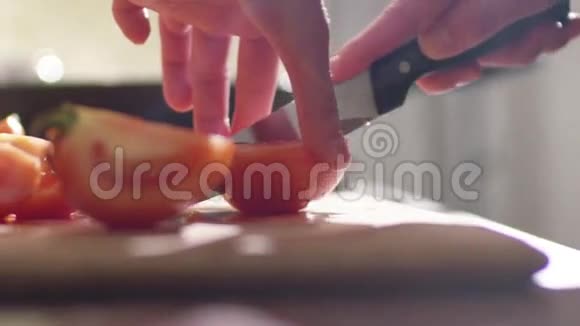 一个女孩正在厨房里做沙拉她把红色多汁的西红柿切成许多小块视频的预览图