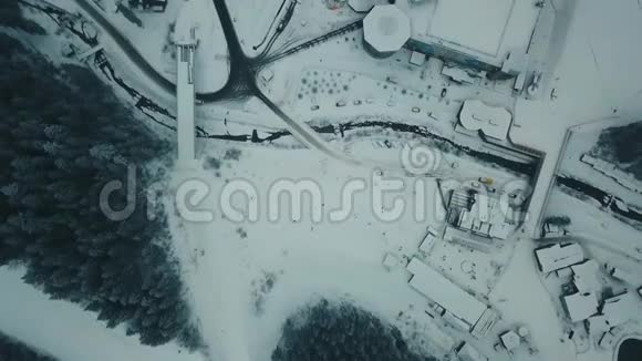 从山顶上看冬天的山森林和白雪覆盖的小城镇视频的预览图