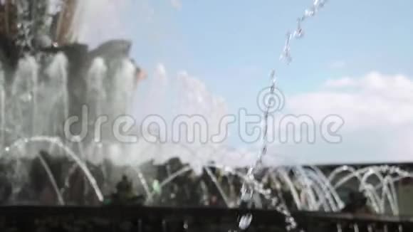 石花喷泉中的水流视频的预览图