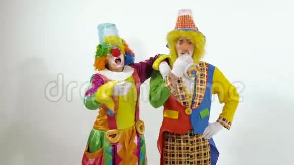 两个滑稽的小丑在白色背景下唱歌跳舞视频的预览图