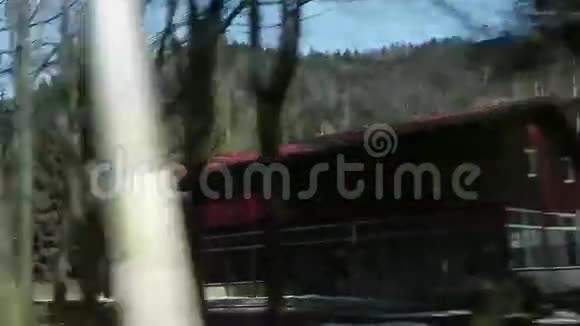 坐着车在山里旅行视频的预览图