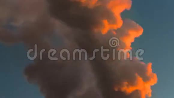 烟雾和蒸汽穿过蓝天视频的预览图
