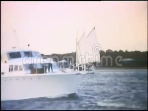 游艇在海上航行视频的预览图