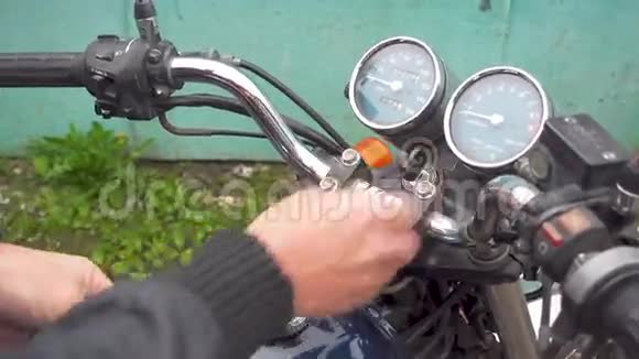 摩托车钥匙和摩托车方向盘视频的预览图