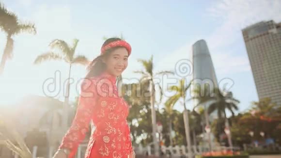 穿着传统越南服装的女孩旋转着高兴地开着黄花愉悦的心情越南视频的预览图