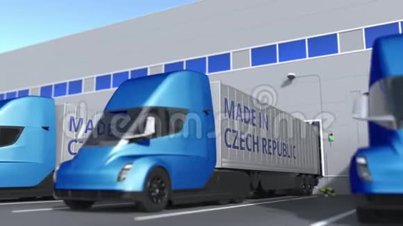 捷克共和国制造的现代半挂车在仓库装卸文本有关业务视频的预览图