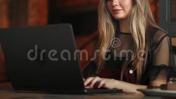 一位漂亮的女士在时尚的城市餐厅用笔记本电脑工作视频的预览图