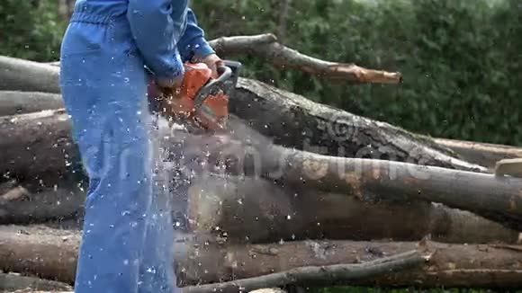 一堆木头链锯在冬季缓慢运转视频的预览图