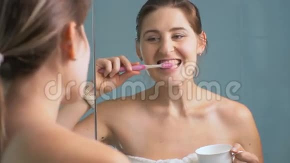4K镜头睡眼的女人早上刷牙上班迟到视频的预览图