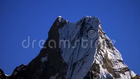 尼泊尔喜马拉雅山的马查普查雷山雪山又称鱼尾山视频的预览图
