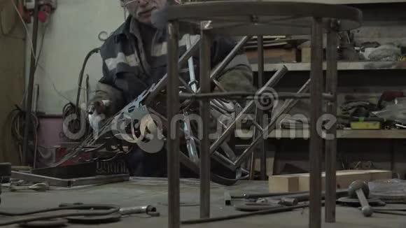 男铁匠正在加工他的新锻造产品视频的预览图