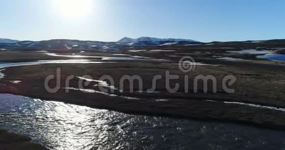 4K无人驾驶飞机在北冰岛日落时从河流上空朝Thjodfell山飞行视频的预览图