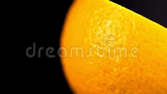 马可拍摄橙色水果并旋转把橘子肉合上视频的预览图