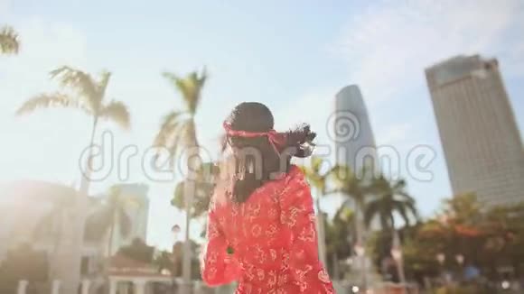 穿着传统越南服装的女孩旋转着高兴地开着黄花愉悦的心情视频的预览图