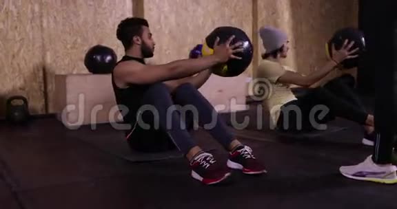 体育运动中的两人腹部运动与球手工作交叉训练视频的预览图