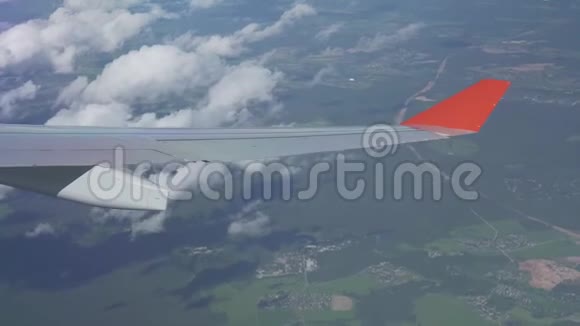 从空中观看飞机机翼和莫斯科地区上空的积云视频的预览图
