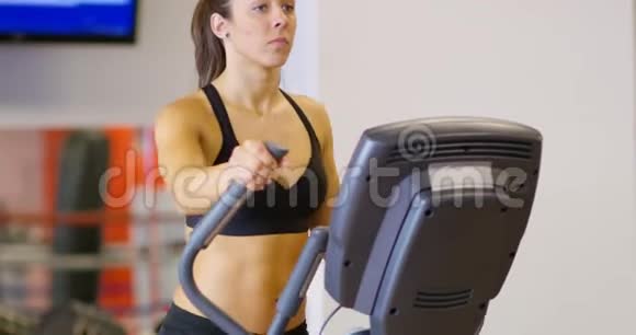 健身馆椭圆健身机的女性重点训练视频的预览图