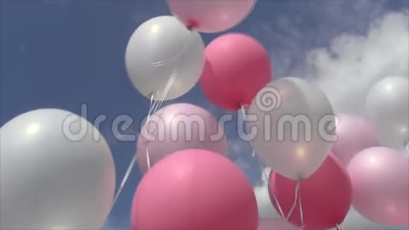 粉红色和白色的气球在线上摇动着天空和云彩的风视频的预览图