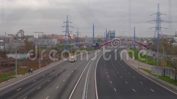 从大城市道路的桥上看车在桥上行驶视频的预览图