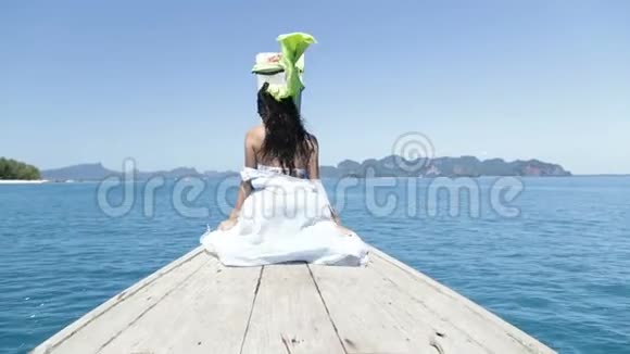 美丽的女人坐在泰国海上的船鼻上举起手背欣赏风视频的预览图