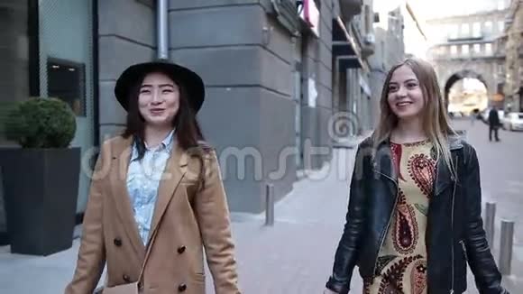 可爱的购物妇女带着袋子走在街上视频的预览图