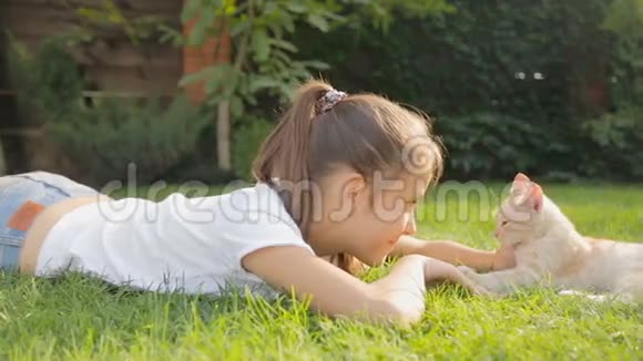 在公园的草地上美丽的微笑女孩面对面地躺着视频的预览图