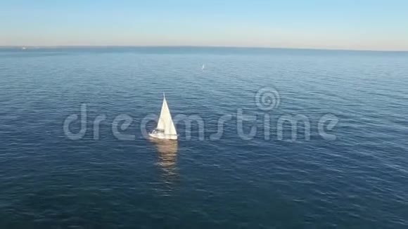 从海上航行的帆船直升机俯瞰空中景色蓝色的大海水面上有倒影视频的预览图