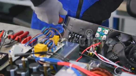 电工将设备组装成电气控制柜保险丝盒视频的预览图