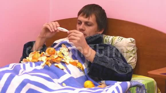 一个病人躺在床上测量体温吃橘子视频的预览图