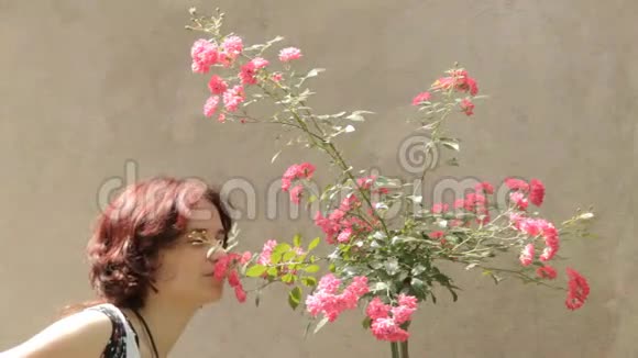 有玫瑰花的年轻女人视频的预览图
