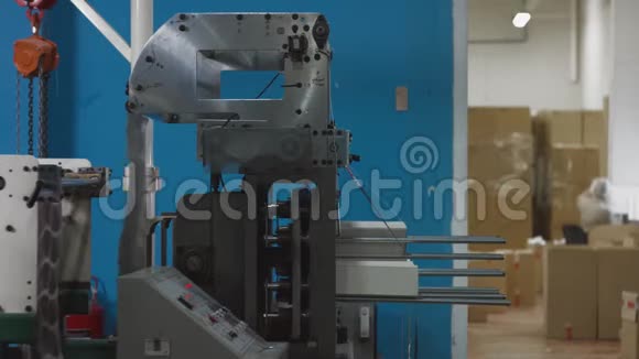 机械店一次性餐具生产用纸坯模切视频的预览图