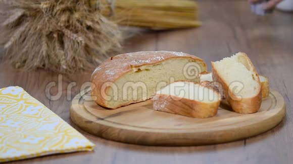 木制背景上自制面包牛奶和成熟的黑麦耳朵视频的预览图