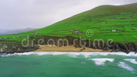 飞越爱尔兰西海岸的典型景观视频的预览图