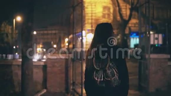 在罗马意大利市中心年轻的黑发女子深夜行走女孩转过身去看竞技场视频的预览图