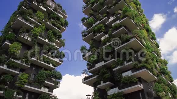 垂直的两座著名的建筑生长着1000多个3种植物的标本无缝地融入了其中视频的预览图