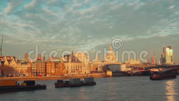 从泰晤士河堤上可以看到伦敦城布莱克弗里尔斯桥和圣保罗大教堂视频的预览图